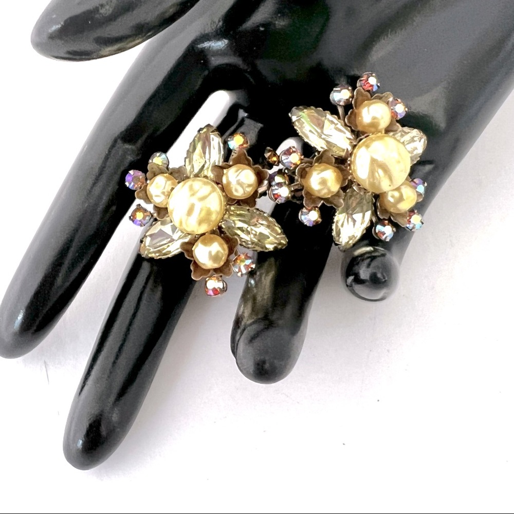 Vintage Faux Freshwater Pearl Beaded Rhinestone Earrings Riveted Retro Ear Clips